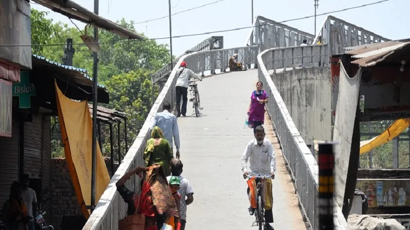 मुरादाबाद : कल से बंद हो जाएगा कपूर कंपनी का पुराना पुल, नए पुल के निर्माण को रखे जाएंगे गर्डर