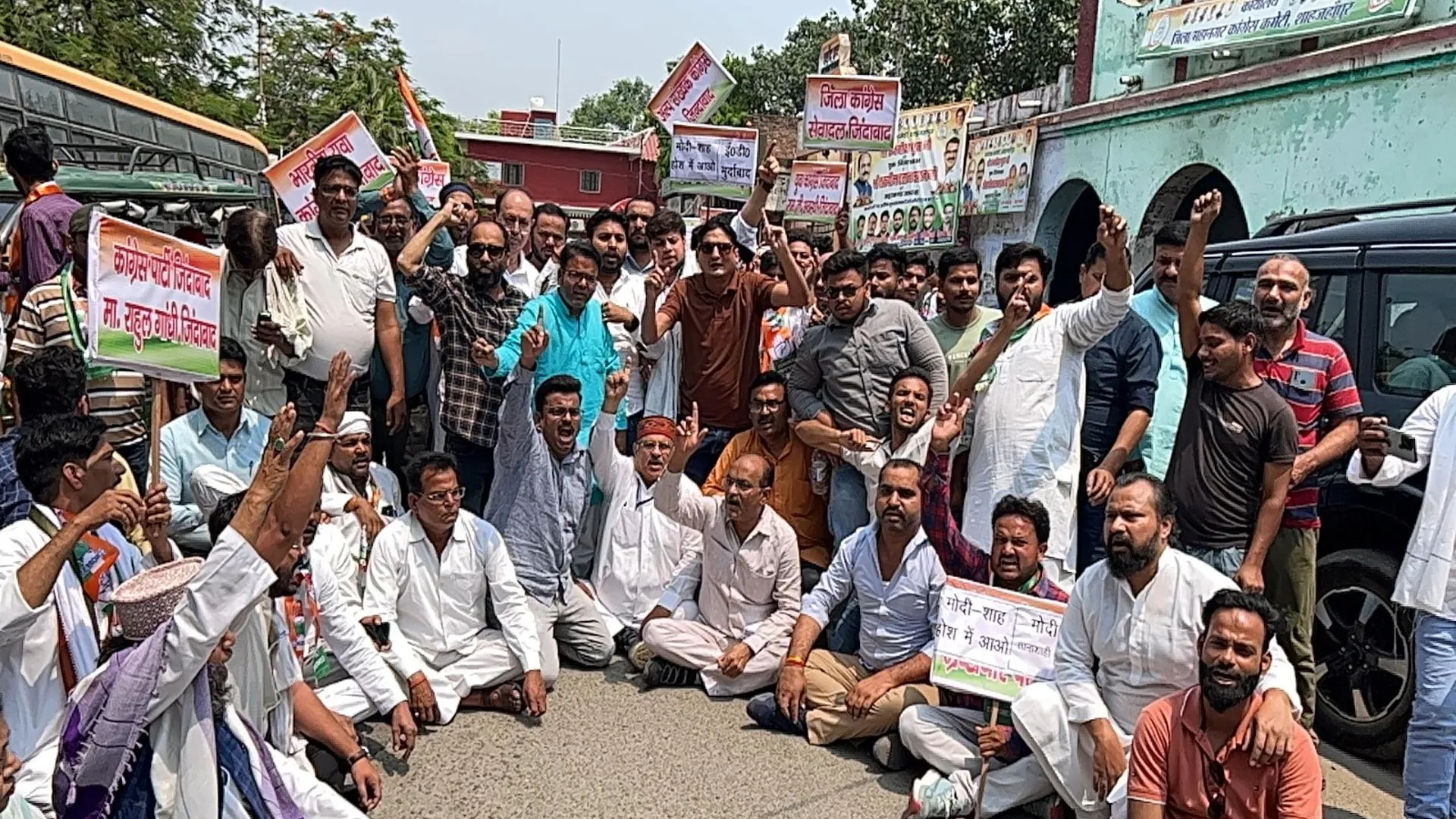 शाहजहांपुर: ED की कार्रवाई से कांग्रेस नाराज...पुतला फूंकने की कोशिश में पुलिस से भिड़े