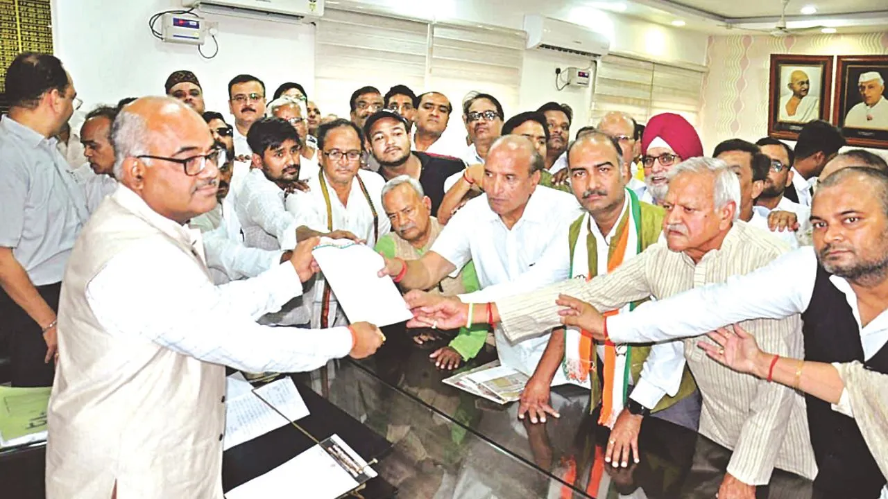 Kanpur: निजी स्कूलों की लूट के विरोध में हल्लाबोल, जिलाधिकारी कार्यालय के बाहर कांग्रेसियों ने की नारेबाजी  