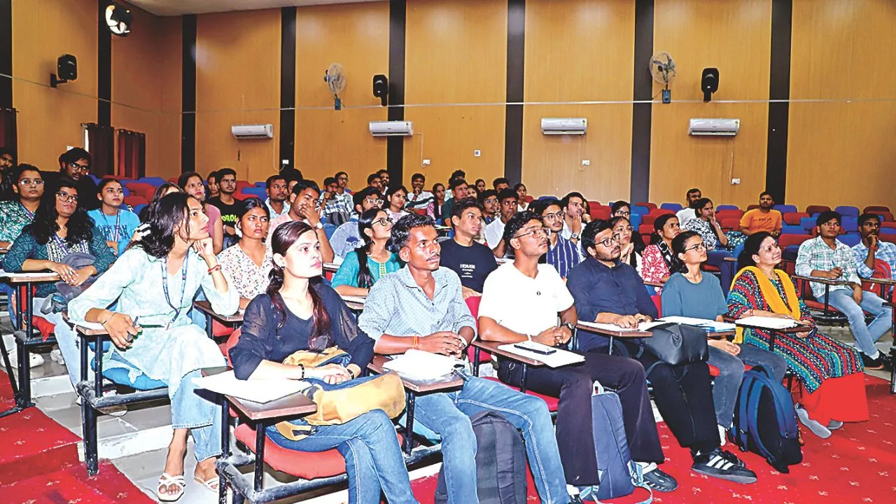 टीम के तालमेल और जुनून से बनती है फिल्म: CSJMU में चल रही वर्कशॉप छात्रों ने विशेषज्ञों से जानीं लाइट और कैमरे की बारीकियां 