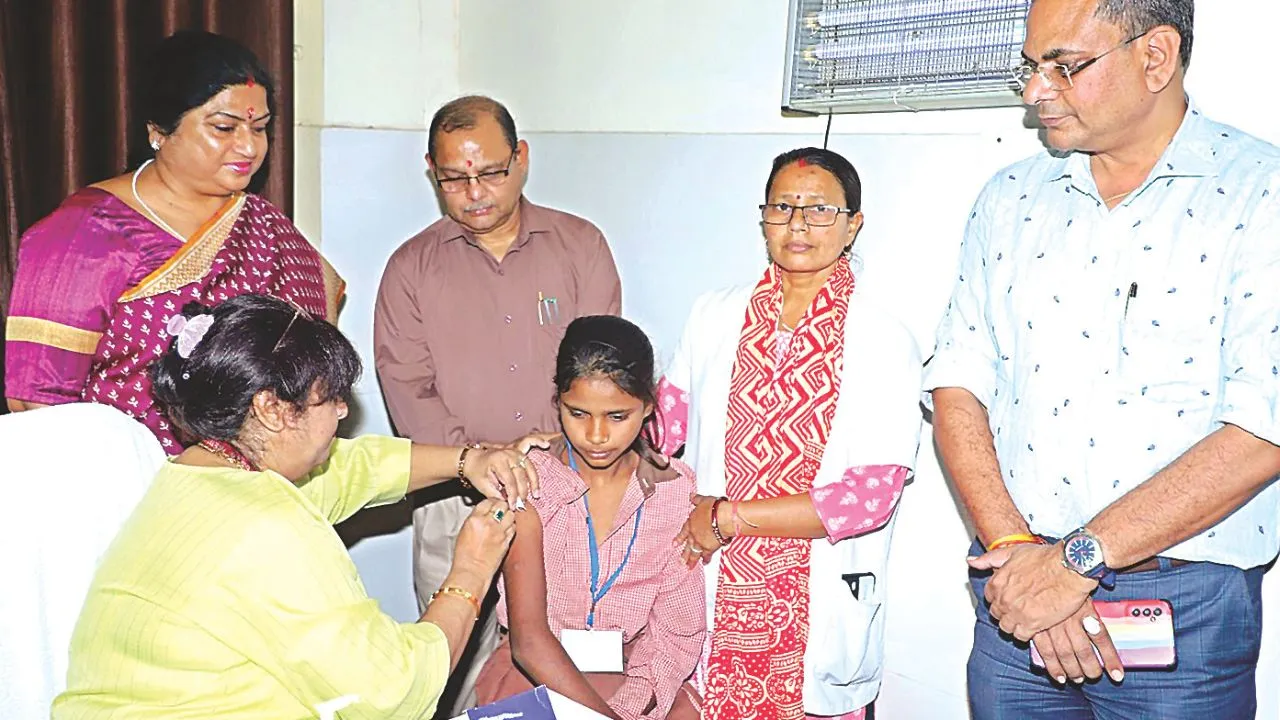 Kanpur: सीएसजेएमयू की ओर से चलाया गया निःशुल्क टीकाकरण अभियान, 76 किशोरियों को लगाई गई सर्वाइकल कैंसर की वैक्सीन