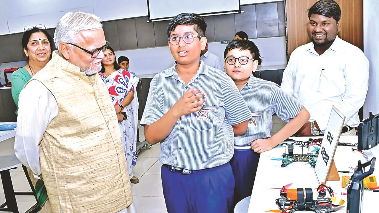 Kanpur: शिक्षा संस्कृति उत्थान न्यास के राष्ट्रीय सचिव ने देखी रोबोटिक्स और गणित लैब, इन पुस्तकों का किया विमोचन...