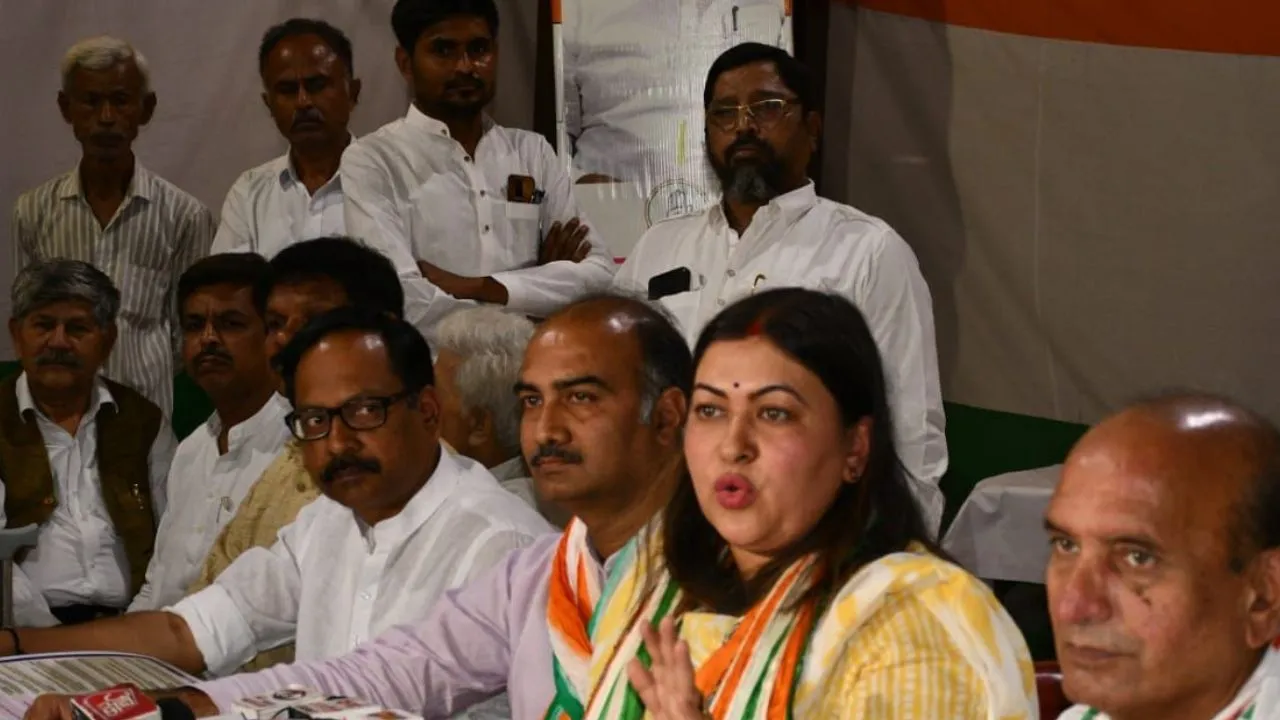 कानपुर में रागिनी नायक बोलीं- ज्वलंत मुद्दों को हल करने में भाजपा सरकार पूरी तरह फेल, सोनिया-राहुल पर चार्जशीट को बताया विशुद्ध राजनीतिक षडयंत्र