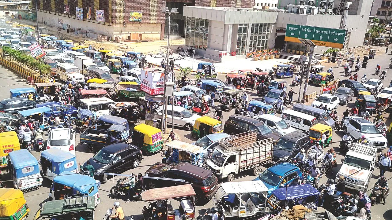 Kanpur: बड़ा चौराहा पर ई रिक्शों की अराजकता से लगा जाम, छोटे-छोटे स्कूली बच्चे भी भीषण गर्मी में जाम में फंसे