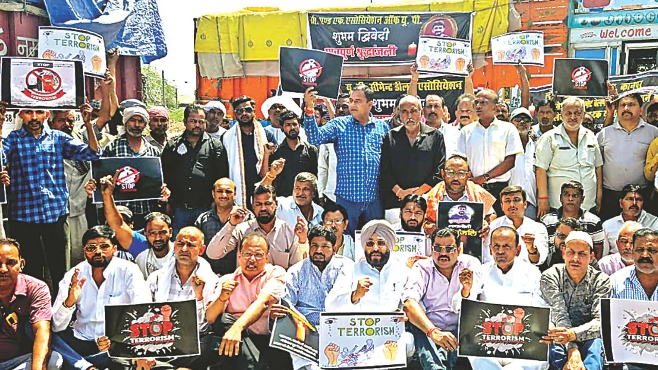 Kanpur: रेलवे गोदाम में ठप रहा काम, बिल्डिंग मैटेरियल व सीमेंट का कारोबार भी बंद, आतंकी हमले के विरोध में शहर में प्रदर्शन