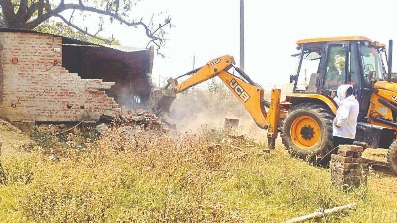 Kanpur: तिहरे हत्याकांड के आरोपी पर पुलिस ने की कार्रवाई; घर पर चलाया बुलडोजर