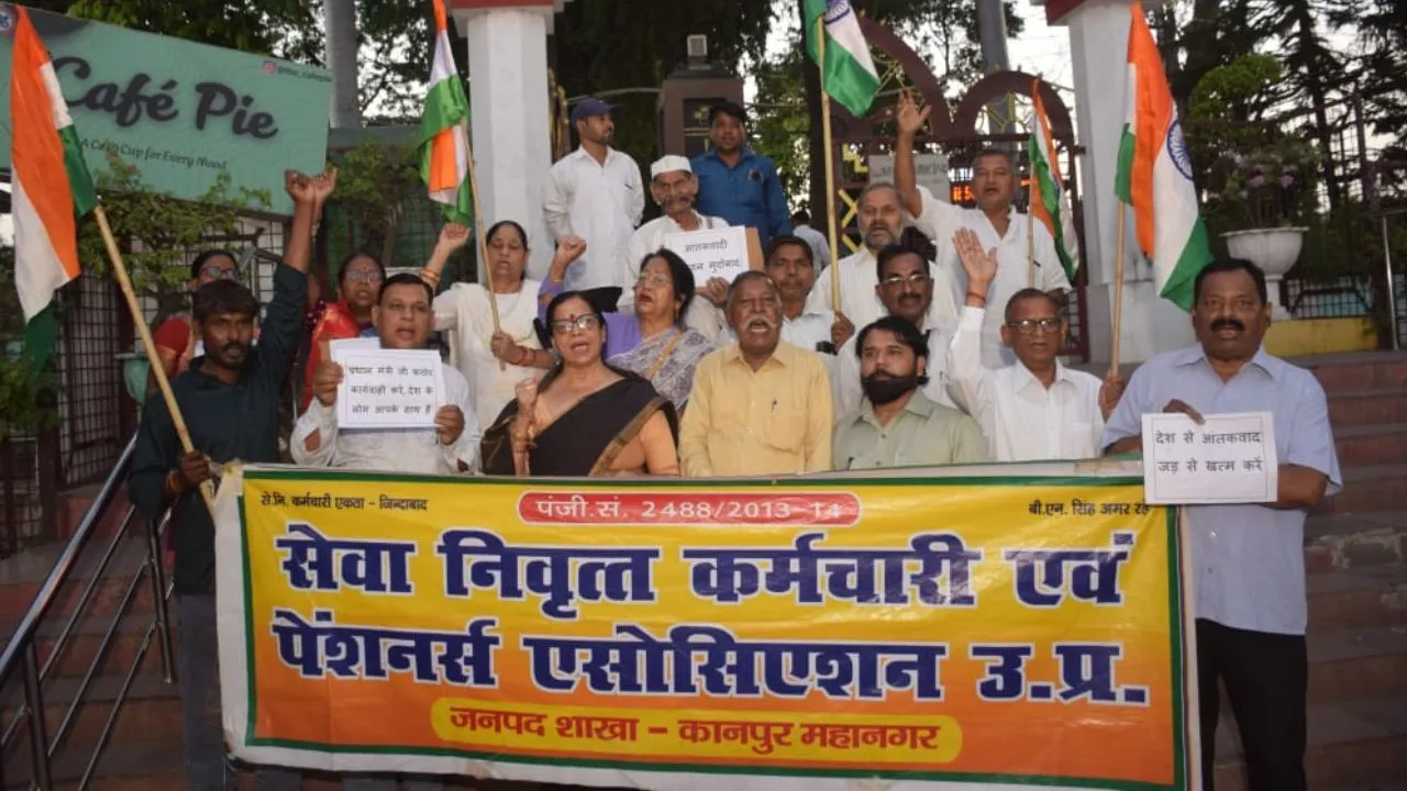 Kanpur: सेवानिवृत्त कर्मचारी एंव पेंशनर्स एसोसिएशन ने निकाला कैंडिल मार्च, आतंकी हमले की निंदा की, 'पाकिस्तान मुर्दाबाद', 'आतंकवाद मुर्दाबाद' के लगे नारे