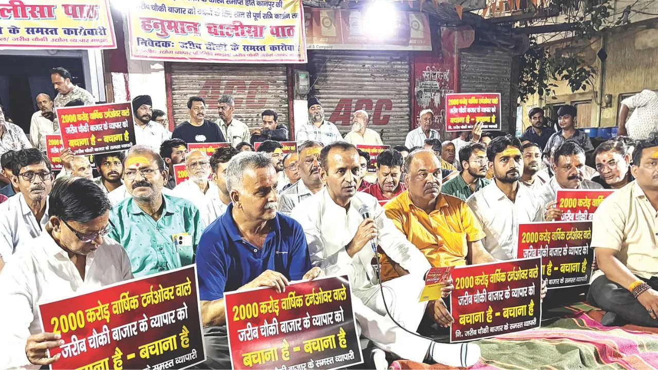 Kanpur: बाजार बचाने को पूरी रात पढ़ी हनुमान चालीसा, व्यापारियों का आंदोलन जारी, एलिवेटेड ट्रैक क्रासिंग से आगे बढ़ाने की मांग