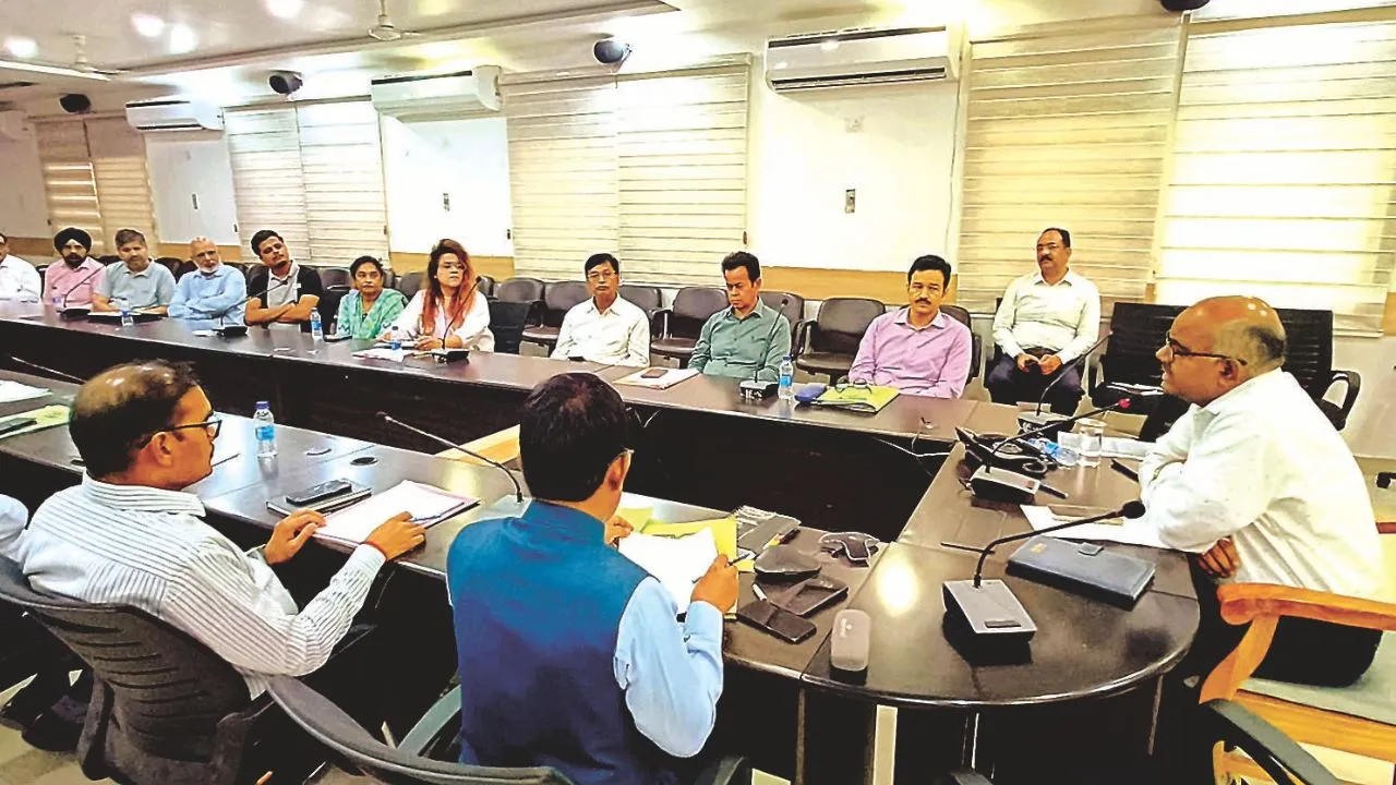 बेची गई किताबों के बिल बाउचर लाएं: कानपुर डीएम ने बुक सेलर्स को दिए निर्देश, कहा- ठगी करने वाले विद्यालयों के बारे में बताएं