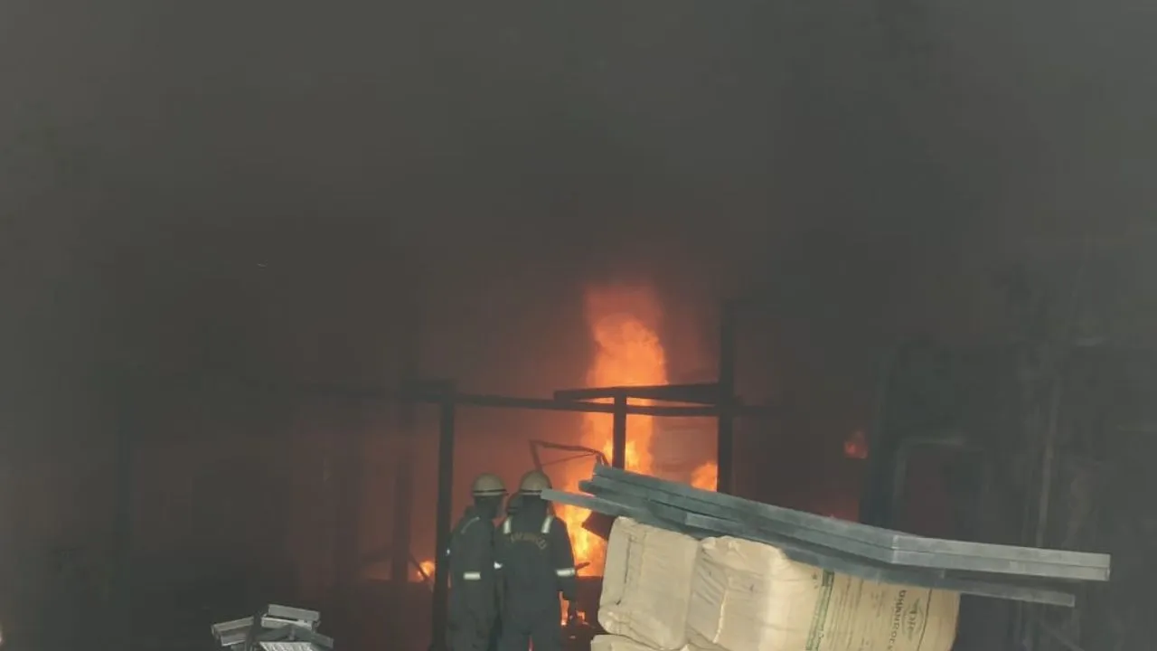 कानपुर देहात में जेएसए बनाने वाली फैक्ट्री में शार्ट सर्किट से लगी आग: दमकल ने पाया काबू, SP ने चूक की जांच करने के दिए निर्देश
