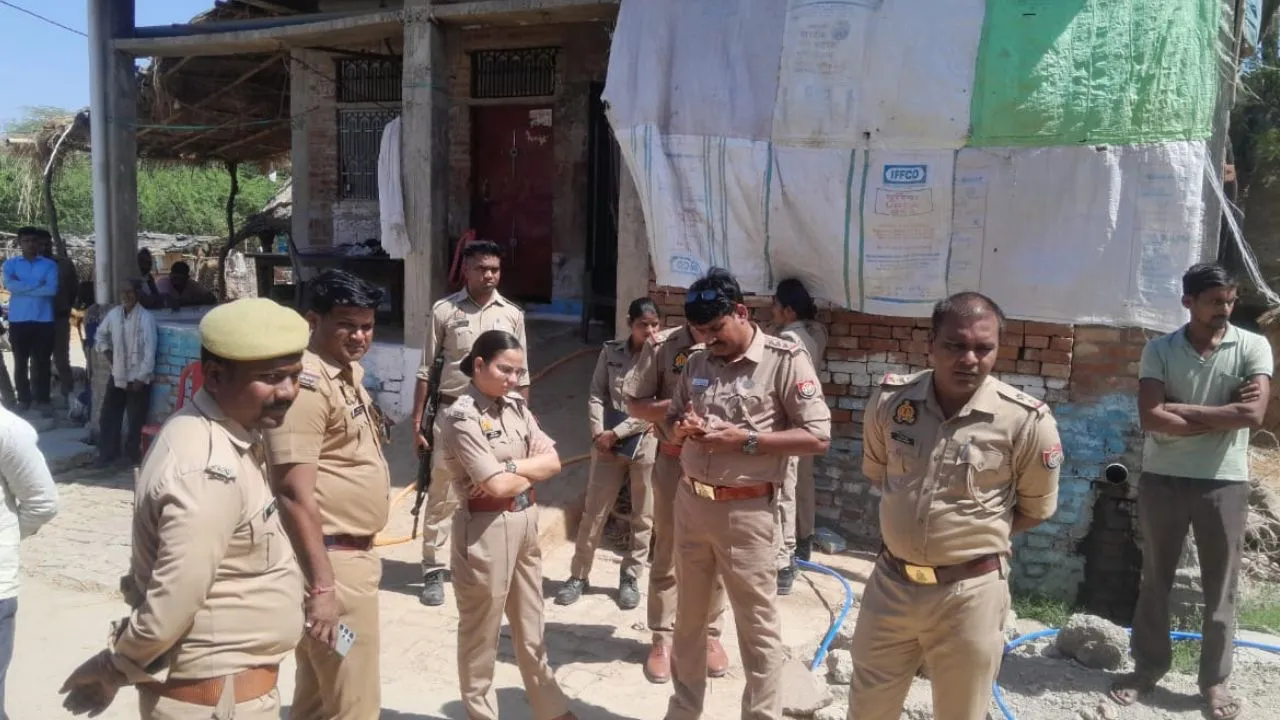 गम, गुस्सा और आक्रोश, आराेपी को जेल भेजने व DM को बुलाने की मांग को लेकर परिजनों का हंगामा, कानपुर देहात में किशोरी की हत्या का मामला...