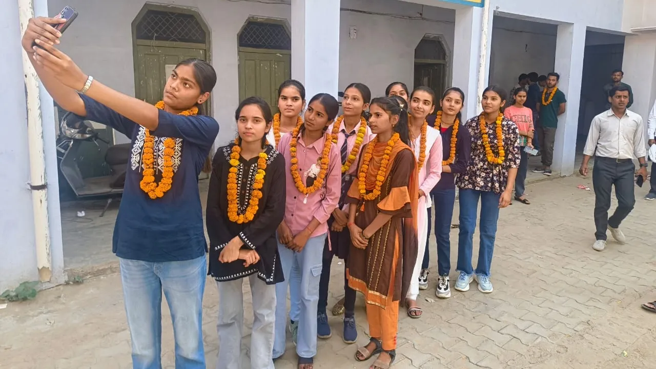 UP Board Exam Result 2025 : दसवीं में 96.67 प्रतिशत अंक पाकर आकांक्षा ने प्रदेश आठवें स्थान पर