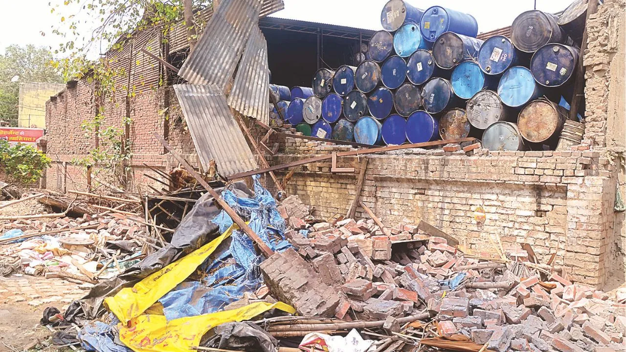 Kanpur: आंधी से दो झोपड़ियों पर गिरी गोदाम की दीवार, वृद्ध की मौत, पांच लोग गंभीर रूप से घायल, हैलट में भर्ती  