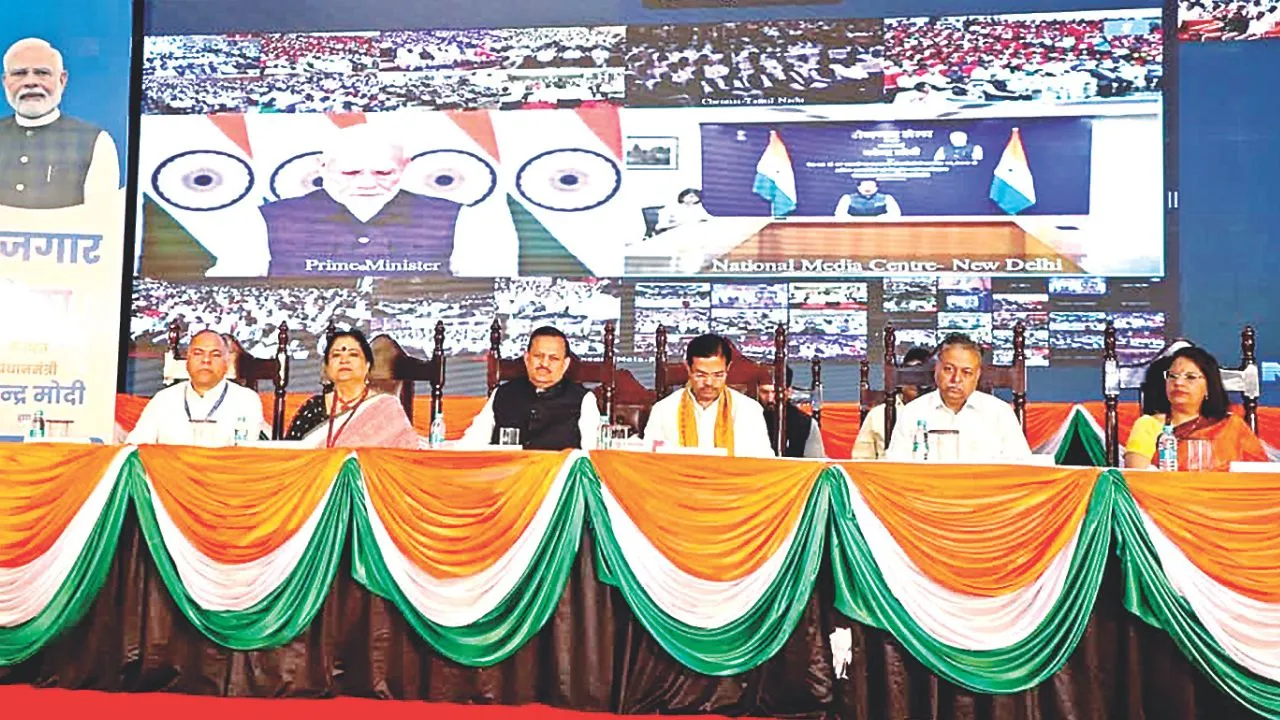 Kanpur: युवा पूरा करेंगे मोदी के विकसित भारत का विजन, केंद्रीय मंत्री बीएल वर्मा ने बांटे नियुक्ति पत्र, युवा बोले- पारदर्शिता से मिली नौकरी