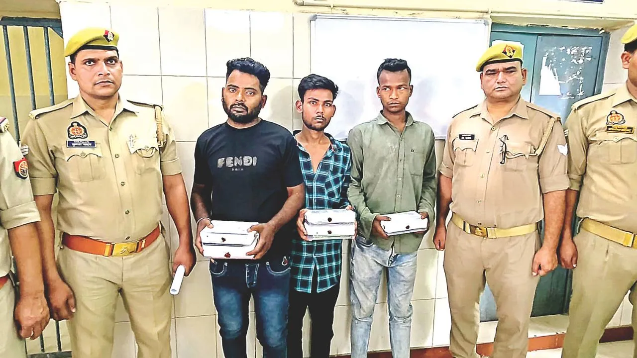 Kanpur: ट्रेन यात्रियों को लूटने वाले तीन लुटेरे गिरफ्तार, सेंट्रल स्टेशन की जीआरपी ने घेराबंदी करके पकड़ा, आरोपियों से ये सामान हुआ बरामद...