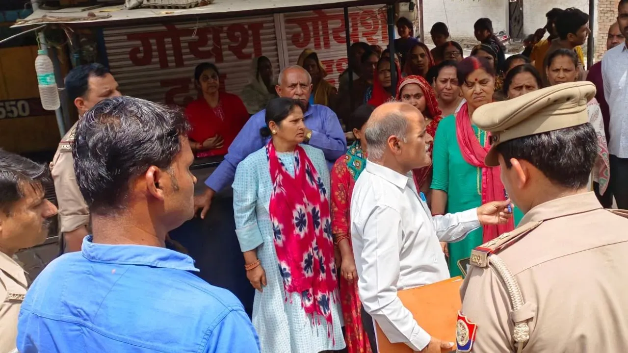 Kanpur: शराब ठेका खोलने पर महिलाओं ने सेल्समैन को लाठी-डंडों से पीटा, हंगामा, अधिकारियों ने दिया जांच का भरोसा