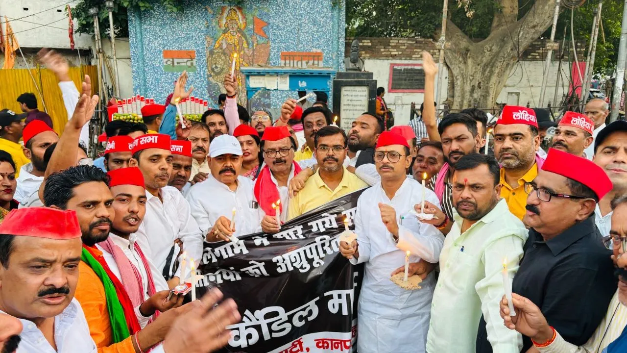 Kanpur: पहलगाम में हुए हमले के विरोध में सपा कार्यकर्ताओं ने निकाला कैंडल मार्च, दिवंगतों को अर्पित की श्रद्धांजलि 