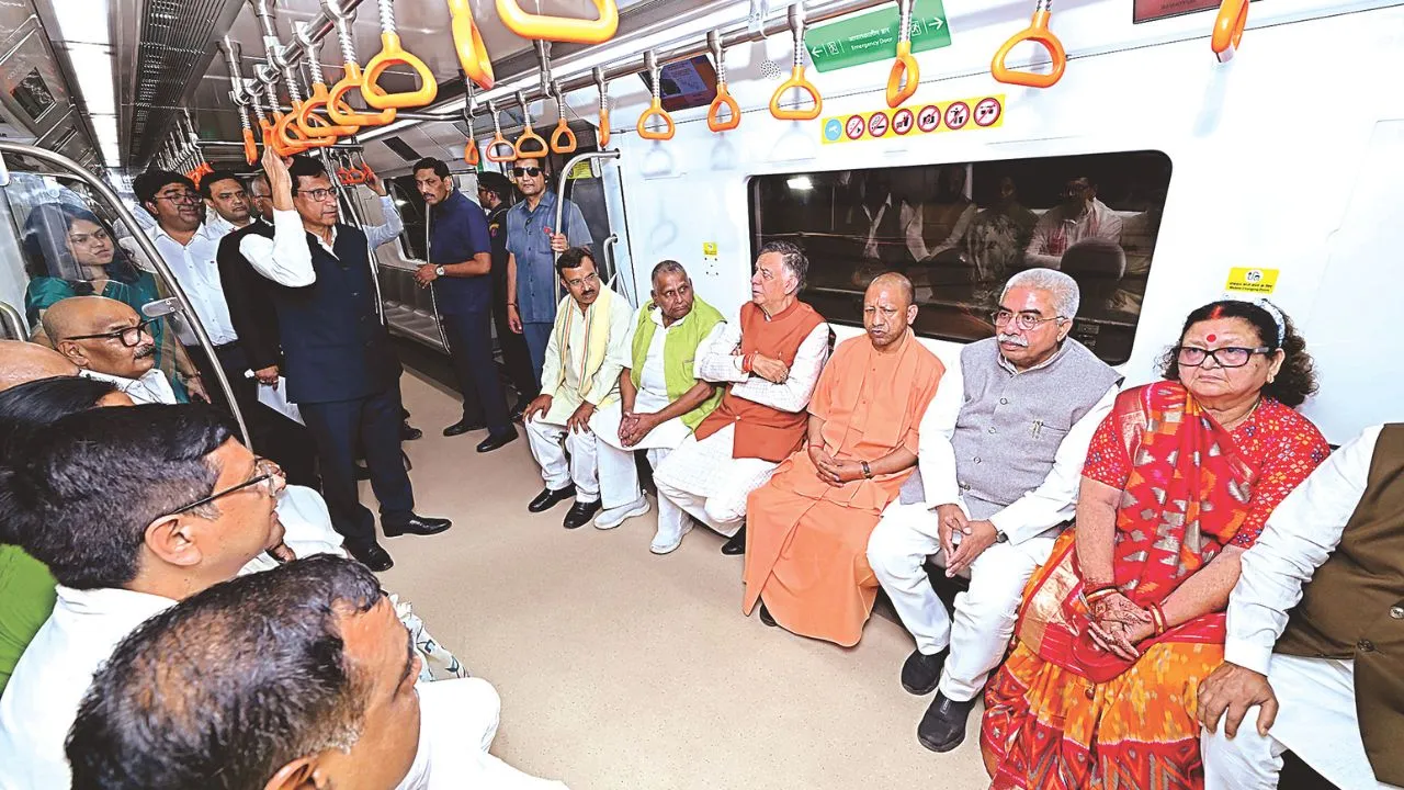 Kanpur: मेट्रो में घूमे सीएम योगी, लोकार्पण से पहले परखी मेट्रो की तैयारी, अंडरग्राउंड नयागंज मेट्रो स्टेशन से एलीवेटेड रावतपुर स्टेशन तक किया सफर