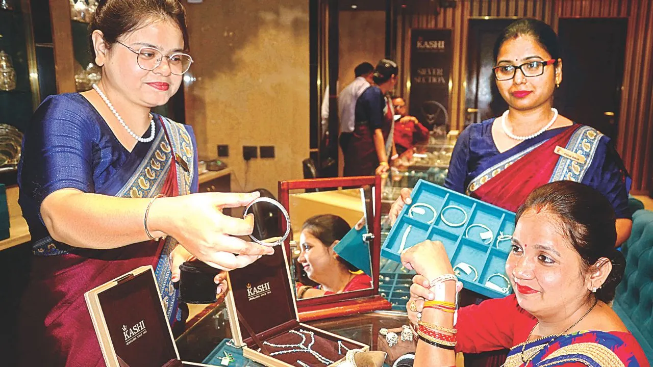 Kanpur: अक्षय तृतीया पर बाजारों में हल्के आभूषणों की दस्तक, सोने व चांदी के दामों में उतार-चढ़ाव से बाजार का रुख बदला