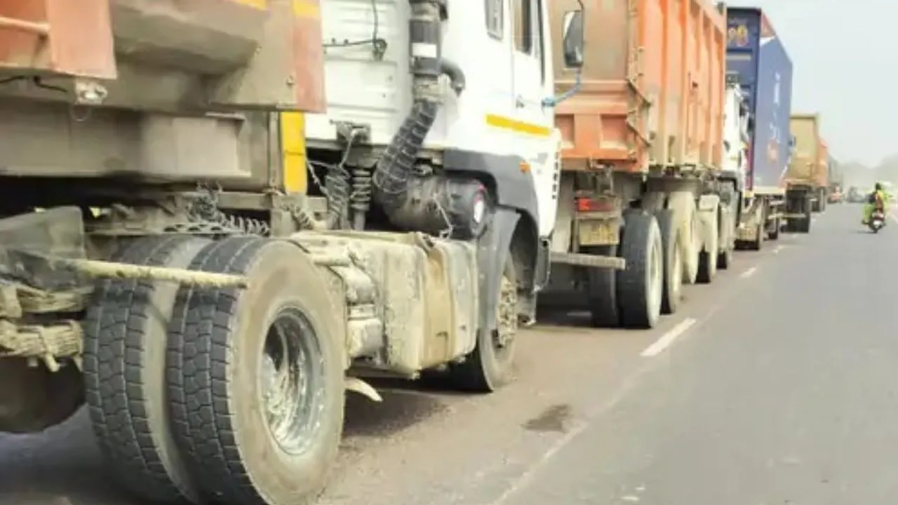 Kanpur: खराब डंपर ने थाम दी वाहनों की रफ्तार, कानपुर-सागर हाईवे तीन घंटे तक रहा जाम, वाहन सवार रहे परेशान