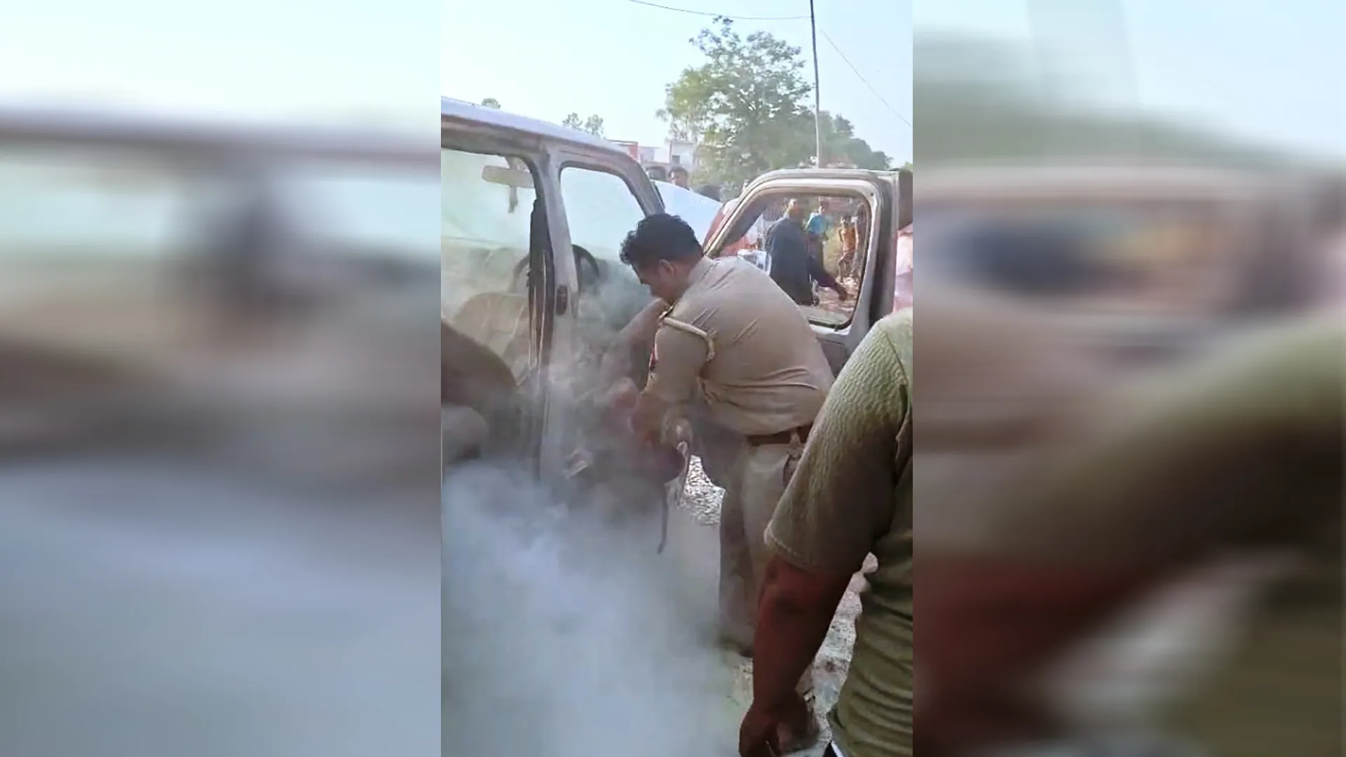 कासगंज: चलती वैन में आग लगने से मची खलबली...पुलिस की फुर्ती से टला हादसा