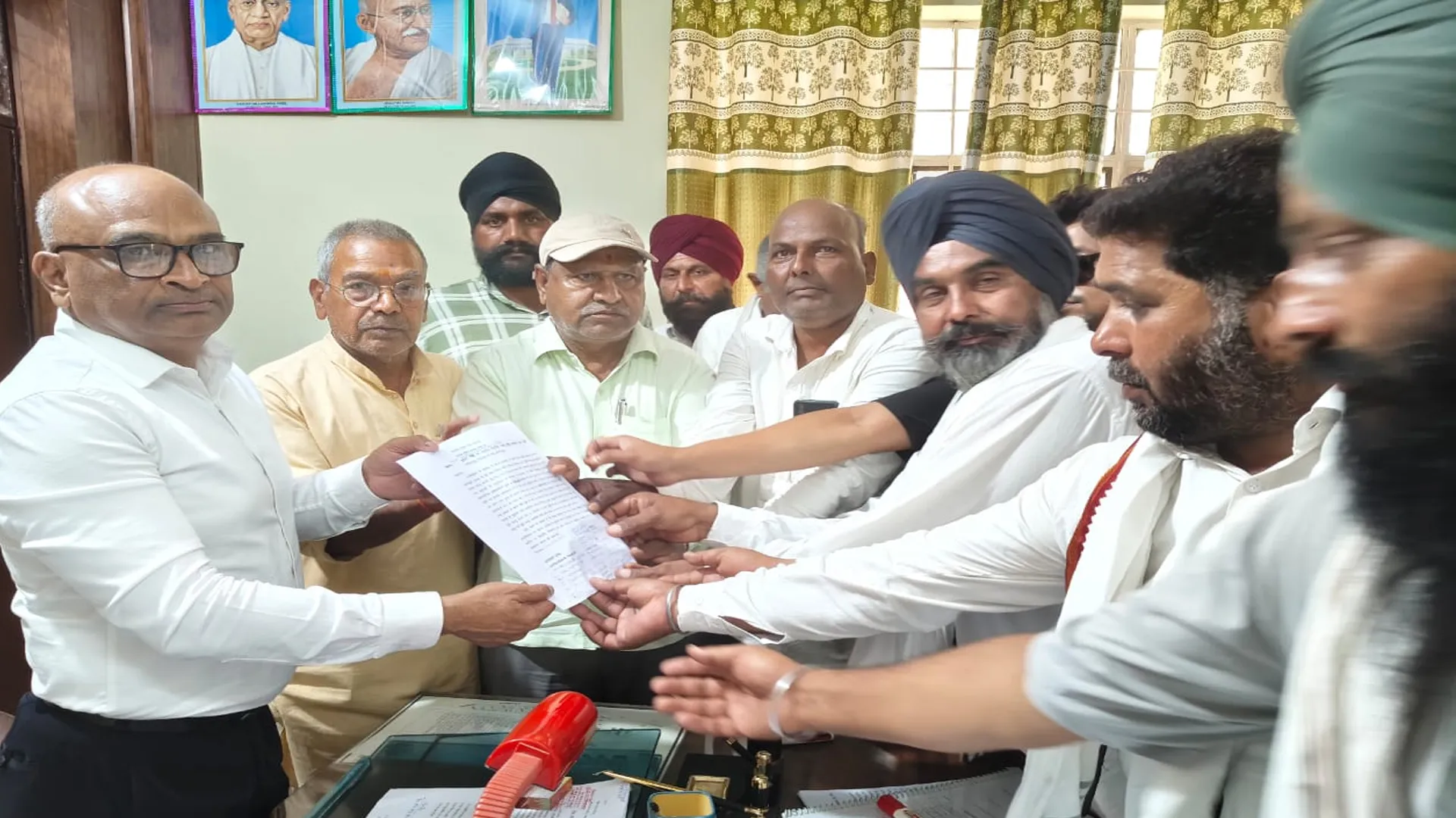 लखीमपुर खीरी: जहां नदी वहां बाढ़ खंड ने नहीं की खुदाई...नाराज किसान एसडीएम से मिले