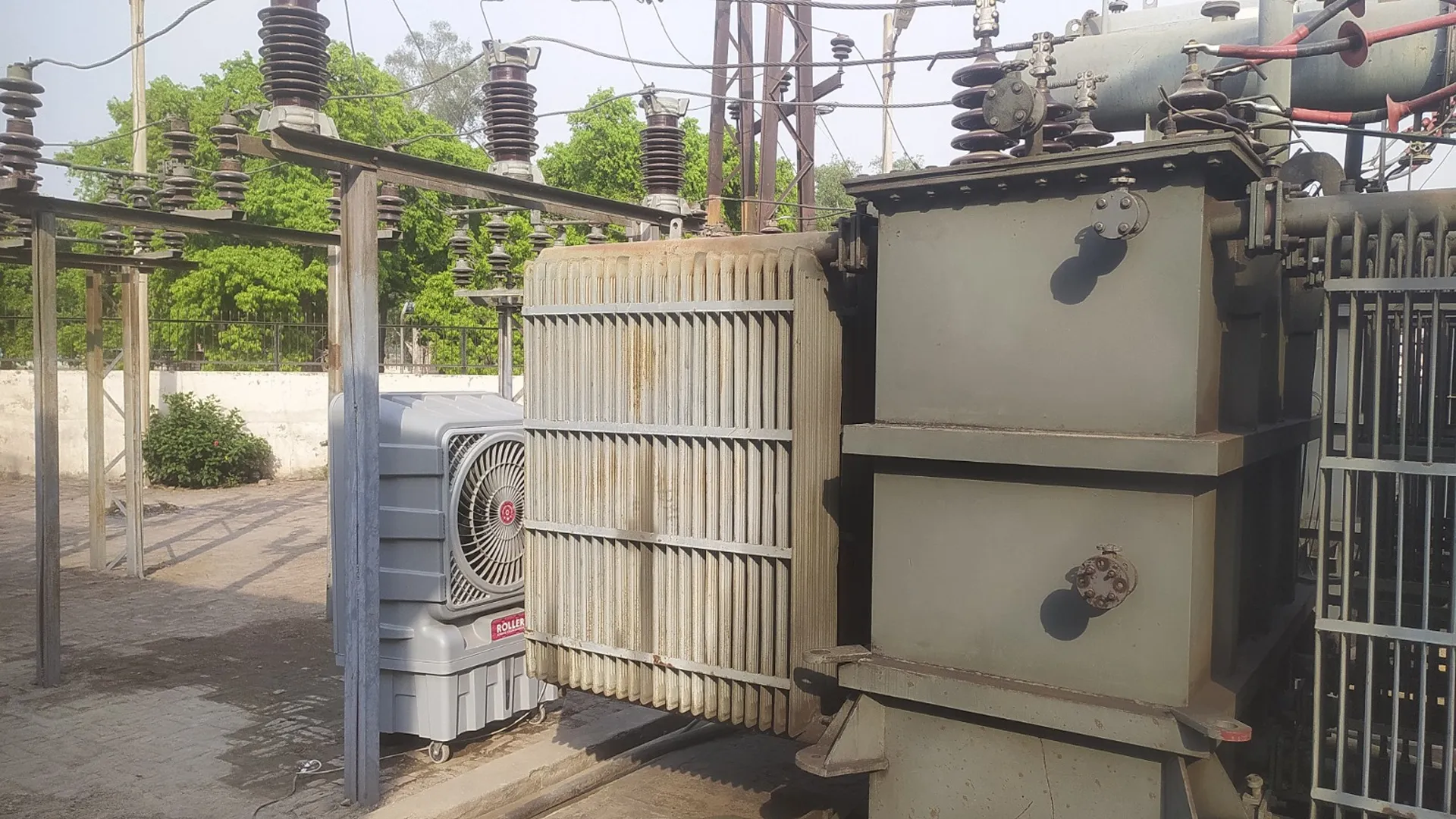 कासगंज: गर्मी में तपने लगे ट्रांसफार्मर तो कूलर लगाकर ठंडा कर रहा बिजली विभाग