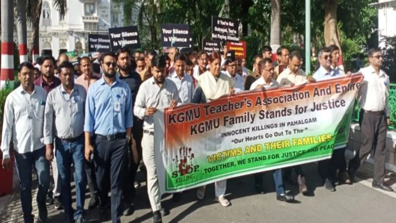 पहलगाम आतंकी हमला: सड़क पर उतरे डॉक्टर, नर्स और कर्मचारी, कहा- आतंकवाद के खिलाफ निर्णायक लड़ाई में हम सरकार के साथ