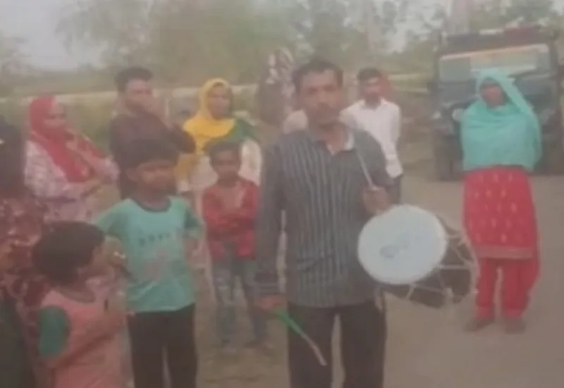 बिजनौर : पुलिस ने फरार दो महिला आरोपियों के घर चस्पा किए नोटिस, गांव में ढोल के साथ कराई मुनादी, जानिए पूरा मामला