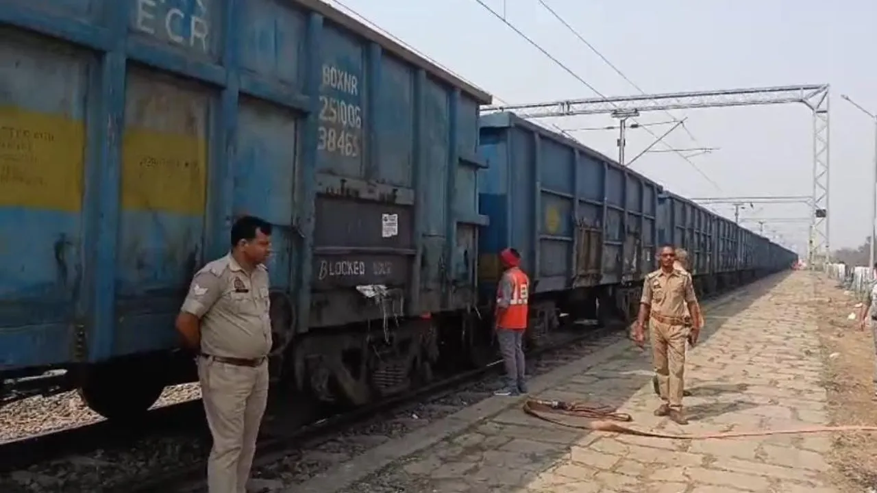 Chitrakoot: कोयले से लदी मालगाड़ी की बोगी में लगी आग, आरपीएफ ने फायर ब्रिगेड की मदद से पाया काबू