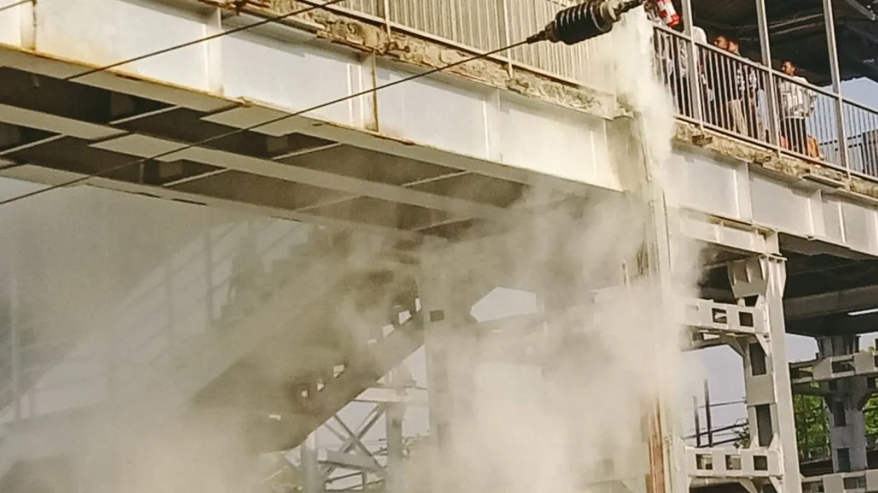 चित्रकूट के मानिकपुर रेलवे स्टेशन में लगी आग से अफरातफरी; आरपीएफ, रेलकर्मियों और वेंडरों ने पाया काबू...