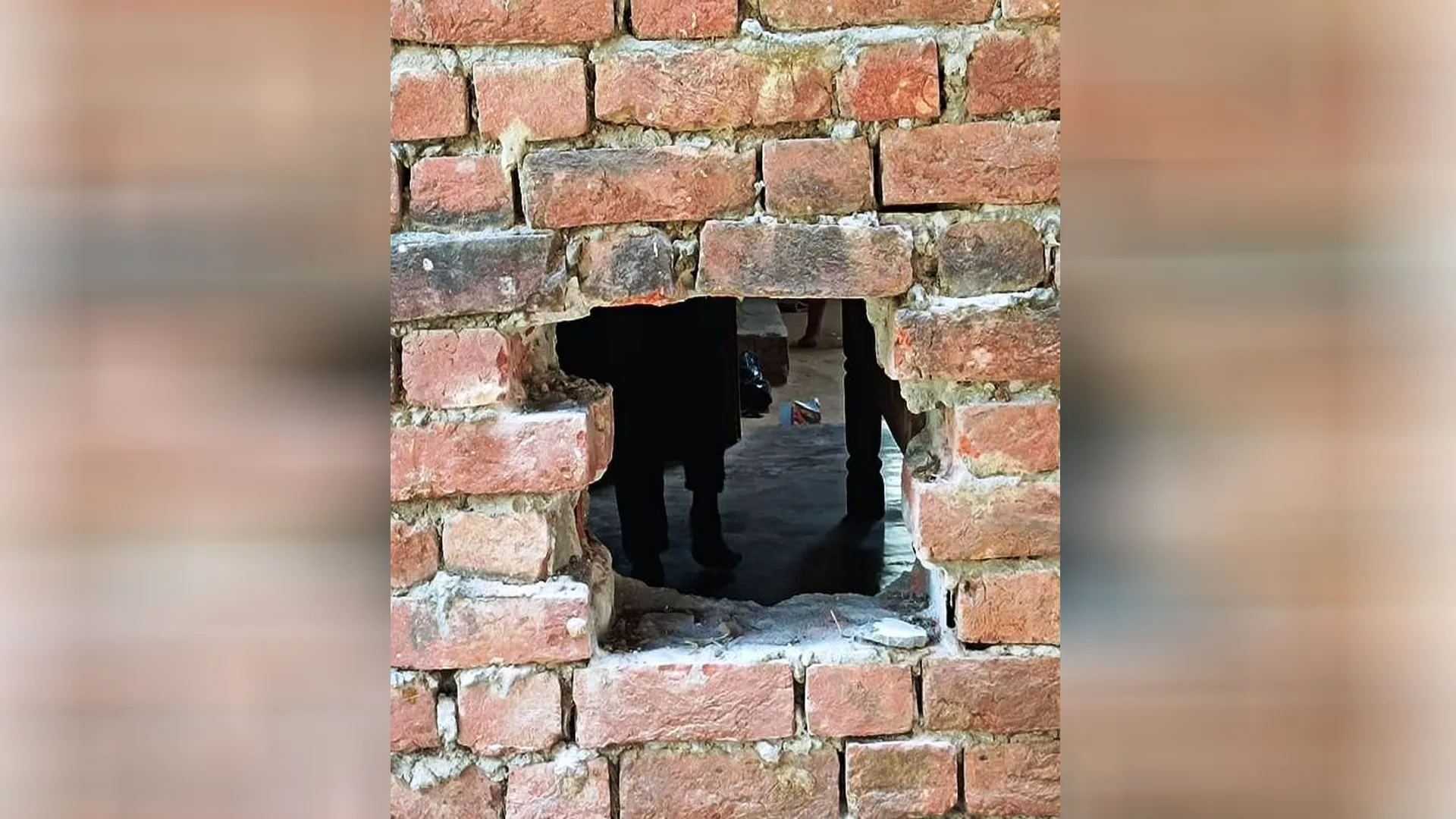 लखीमपुर खीरी: घर में नकब लगाकर लाखों का सामान चोरी...इलाके में फैली दहशत 