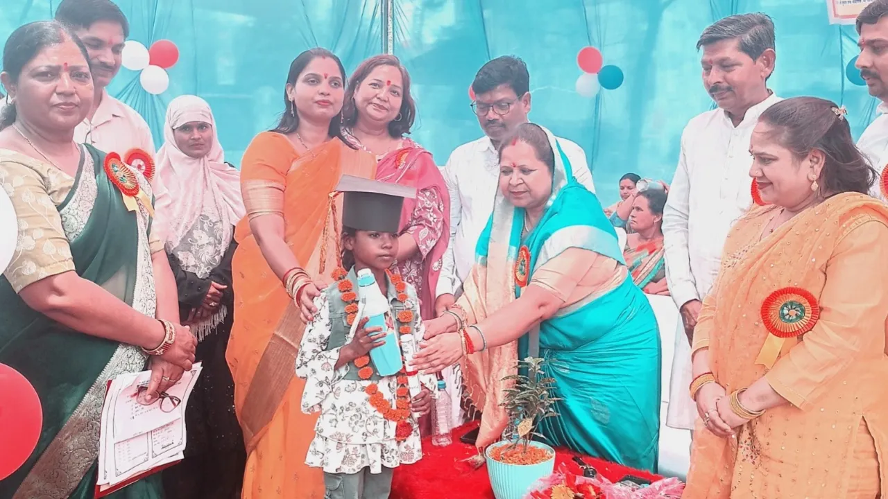 बाराबंकी : शिक्षा समाज की आधारशिला, बच्चों को स्कूल जरूर भेजें- राजरानी