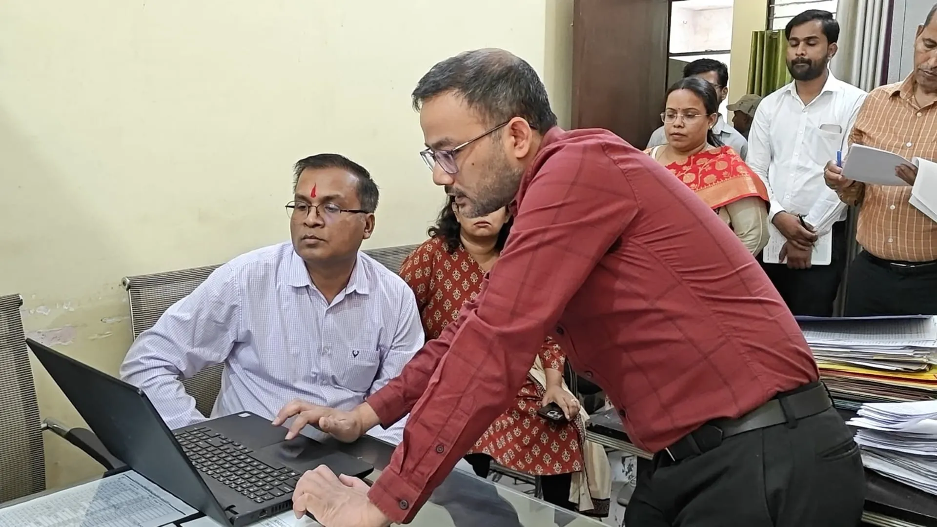 शाहजहांपुर: बीएसए कार्यालय में डीएम का छापा, बेसिक शिक्षा अधिकारी व सहायक से जवाब तलब 