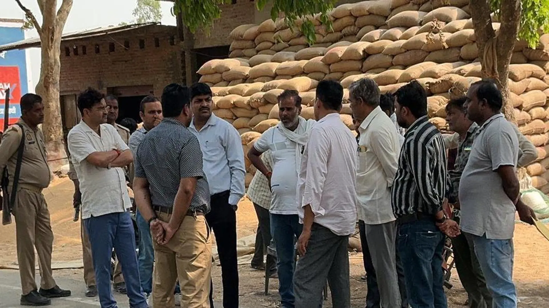 पीलीभीत: बीसलपुर में राइस मिल और आढ़त पर छापा...मिला गेहूं का स्टॉक और कांटों में गड़बड़ी