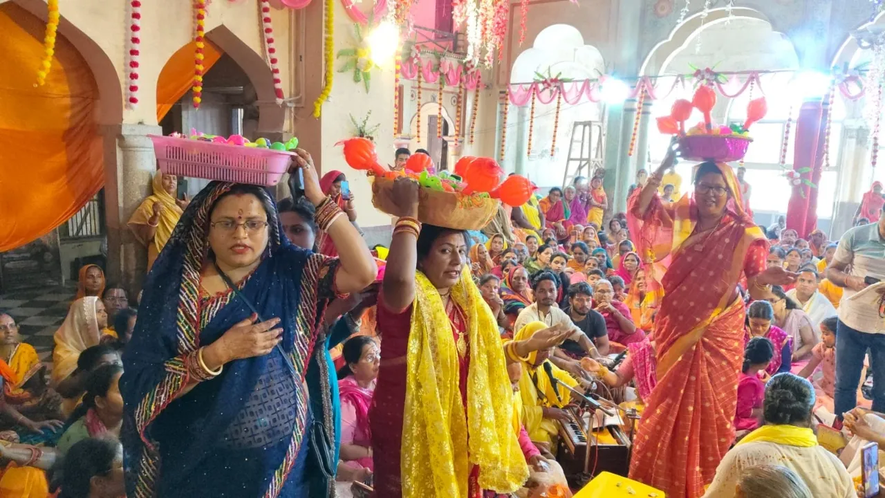 अयोध्या :  जन्मोत्सव पर रंगभरी उत्सव, भक्तों ने अर्पित किए खिलौने