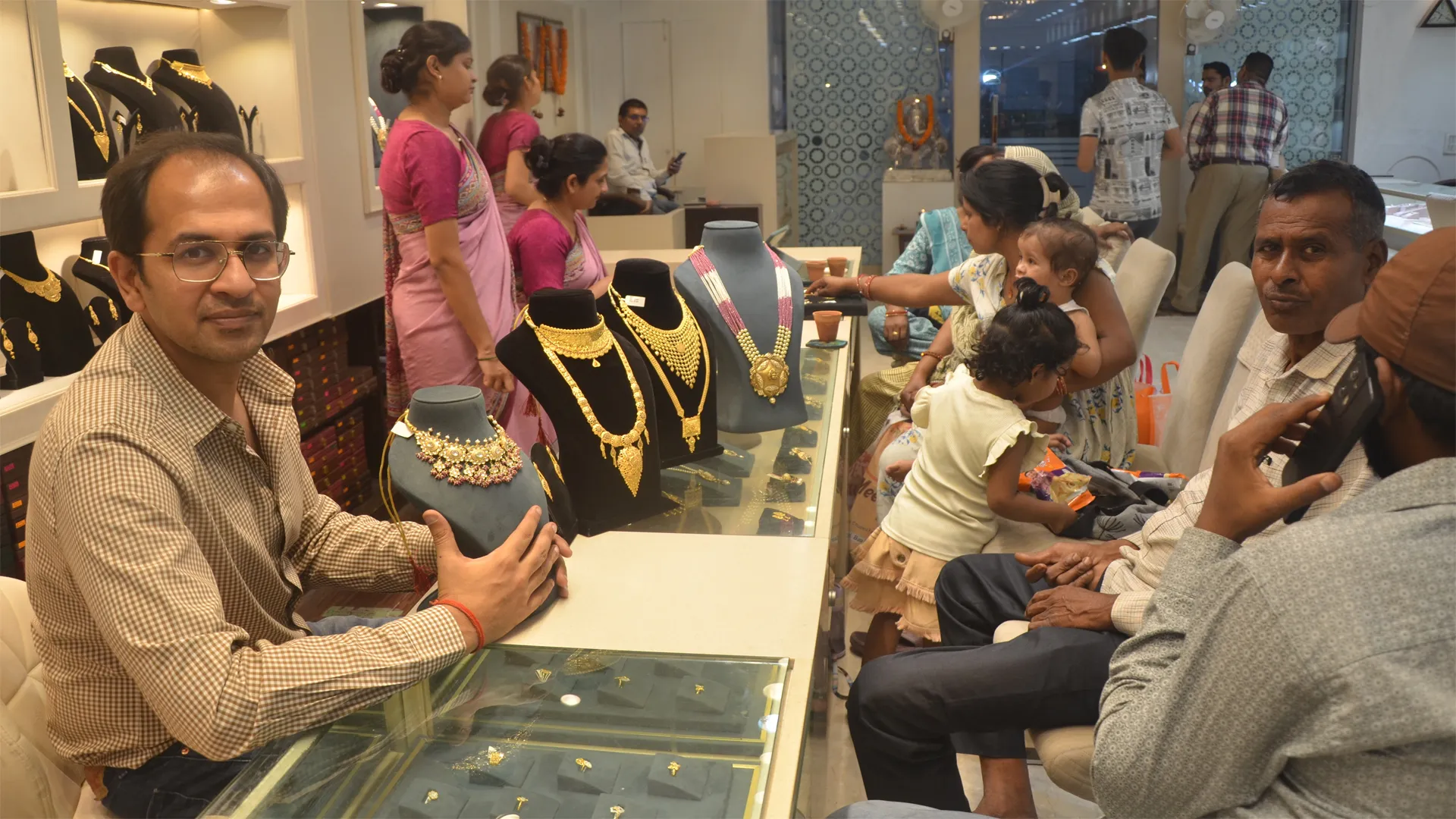 Bareilly: अक्षय तृतीया पर दमका सर्राफा बाजार...नए डिजाइन के आभूषणों ने किया मोहित