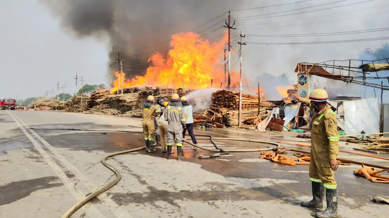 टेंट फैक्ट्री में आग