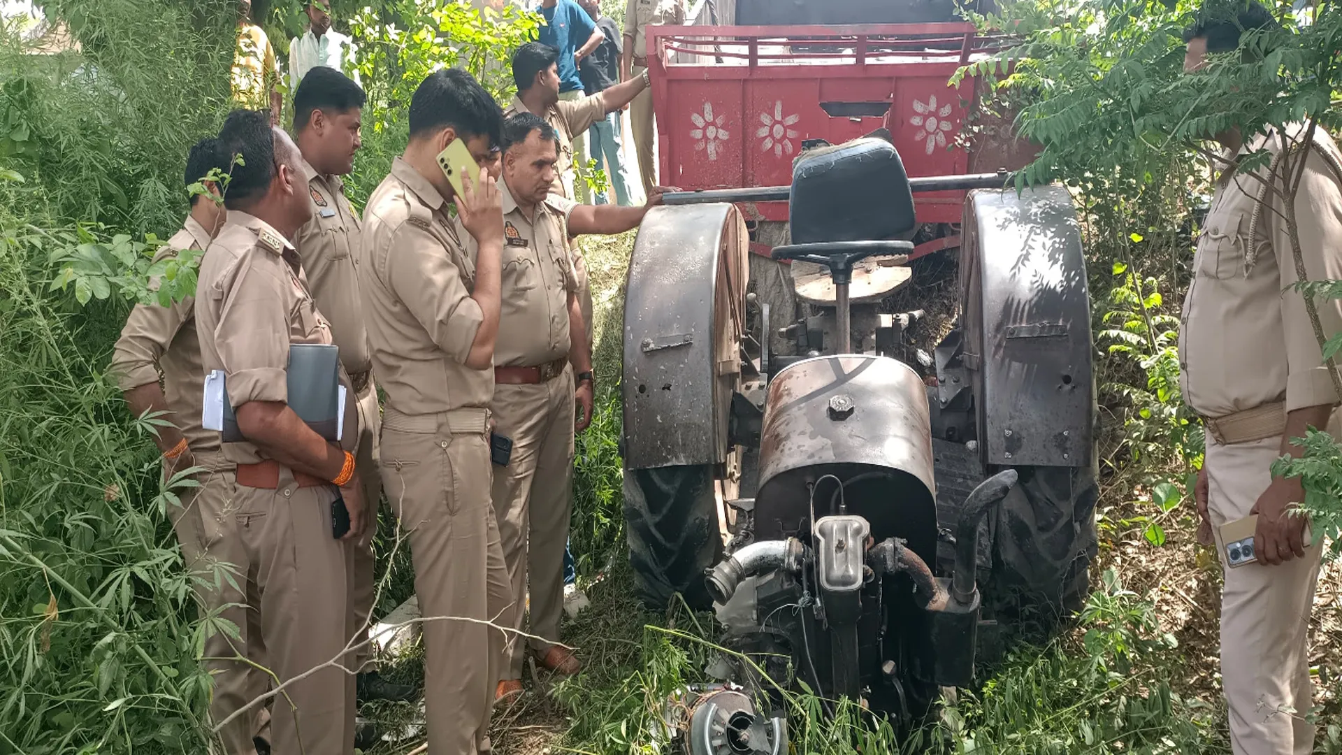 संभल: एक्सल टूटने से  खंदक में घुसी ट्रैक्टर ट्राली पोल से टकराई, चालक की मौत