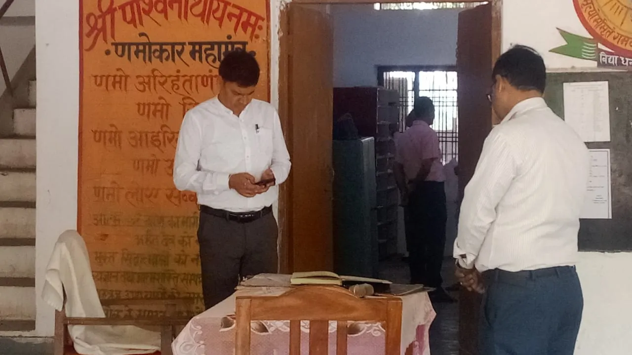 जवाब तलब : कॉलेज में गुटखा चबाता मिला शिक्षक बर्खास्त, निरीक्षण में डीआईओएस की कार्रवाई