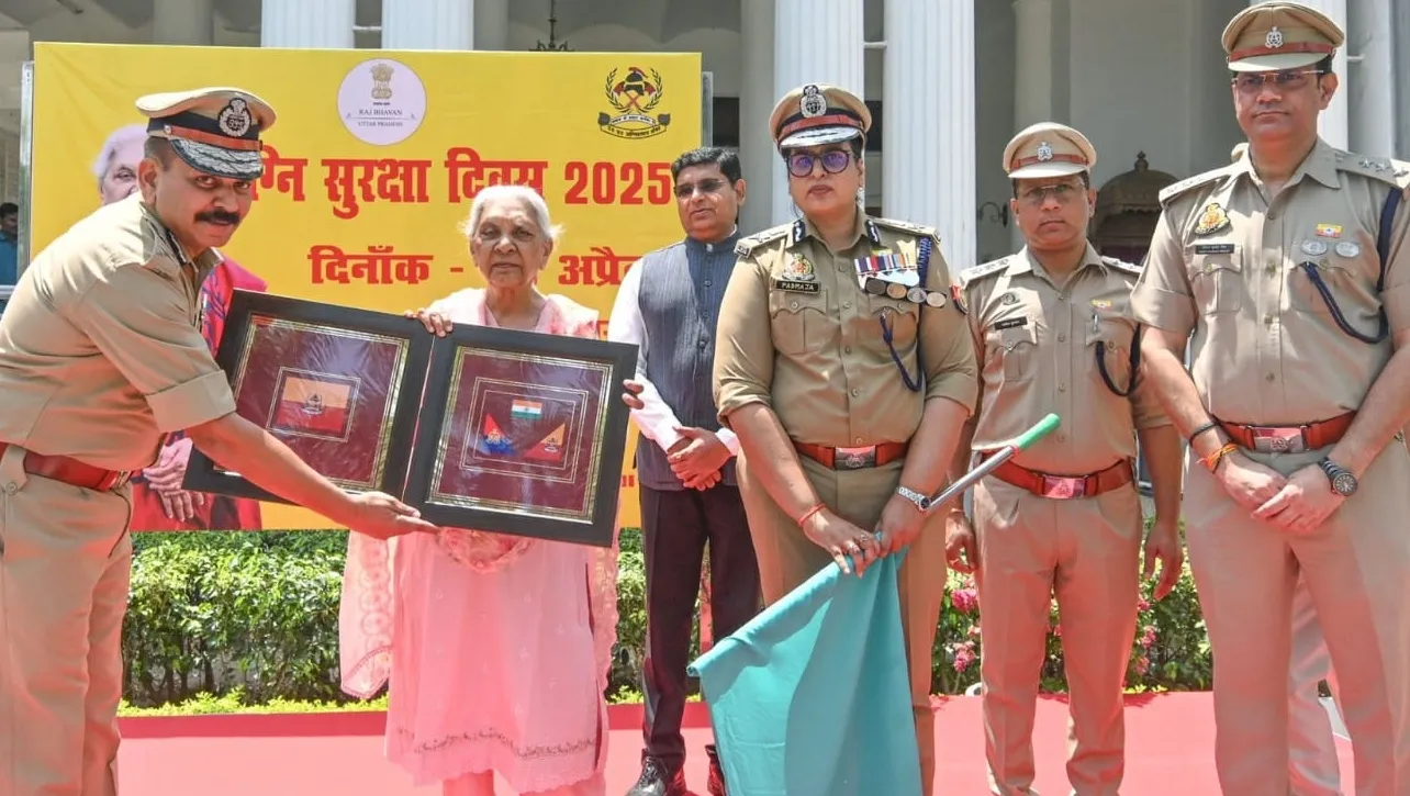 Fire Service Day : शहीदों को श्रद्धांजलि दे निकाली जागरूकता रैली, मुख्यमंत्री योगी आदित्यनाथ को डीजी फायर ने लगाया पिन फ्लैग