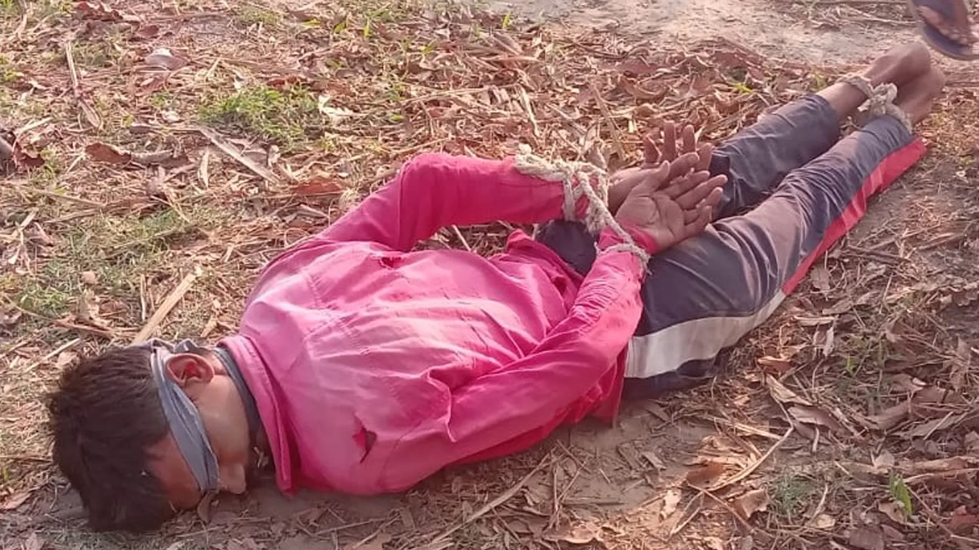 लखीमपुर खीरी: आंखों पर काली पट्टी और हाथ-पैर बांधकर सड़क पर लेटा युवक...वजह कर देगी हैरान !