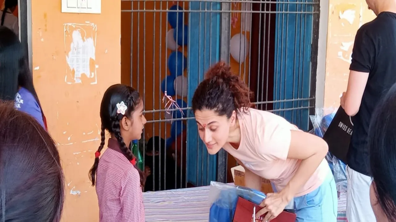 बाराबंकी : नन्हीं परियों का हौसला बढ़ा गईं तापसी पन्नू, साइकिल देकर लगाए पंख