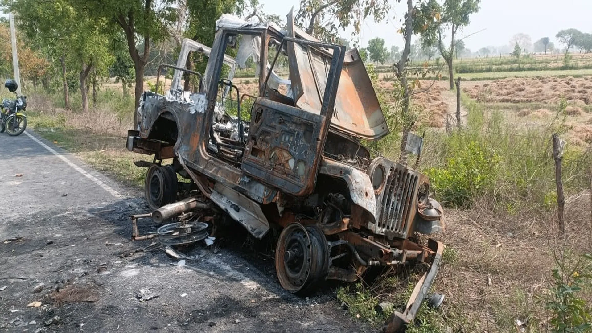 संभल: बाइक को 500 मीटर तक घसीटती रही थार...निकली चिंगारी और सब बर्बाद !