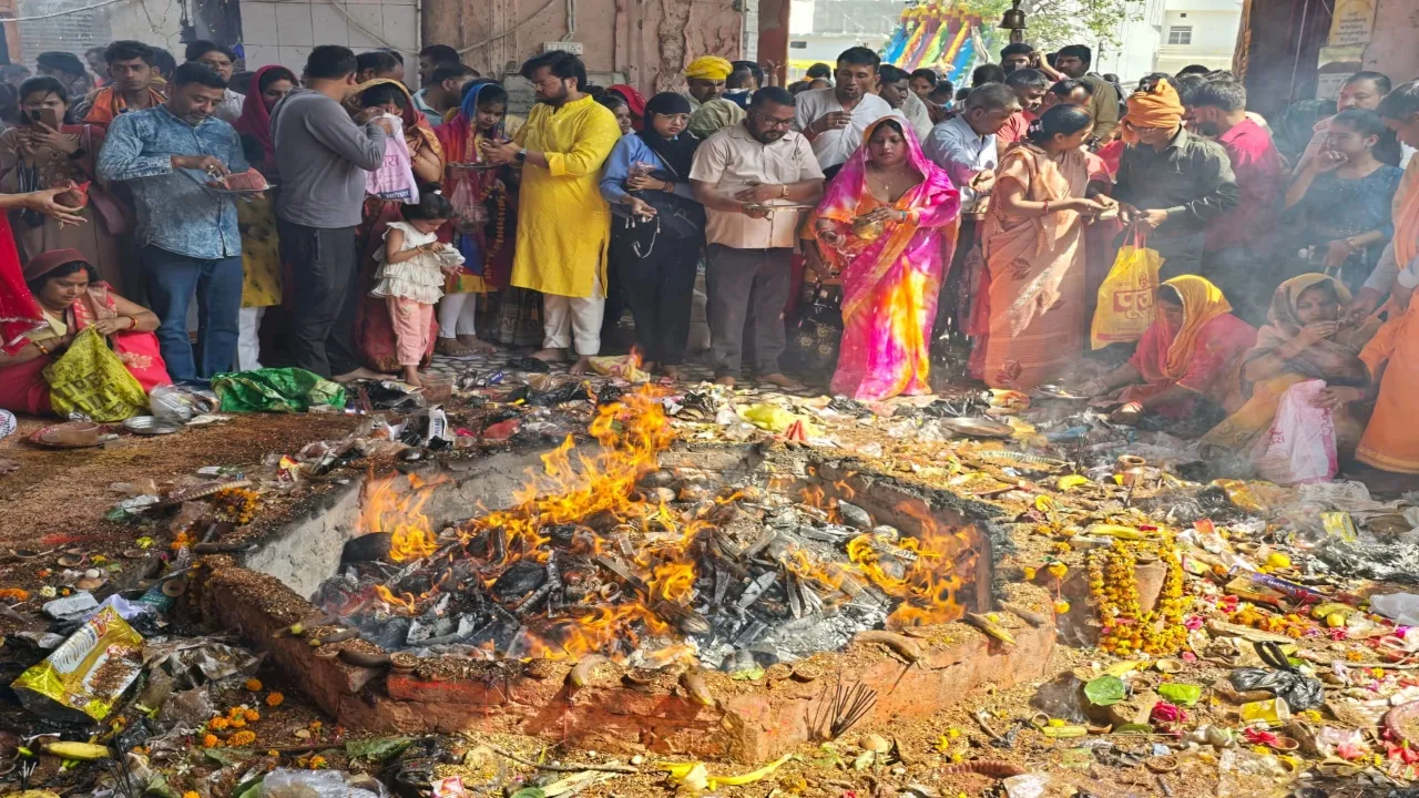 Chaitra Ramnavami : घर-घर पूजी गईं कन्याएं, मंदिरों में हुए अनुष्ठान, नवरात्रि के अंतिम दिन देवी मंदिरों में उमड़े श्रद्धालु