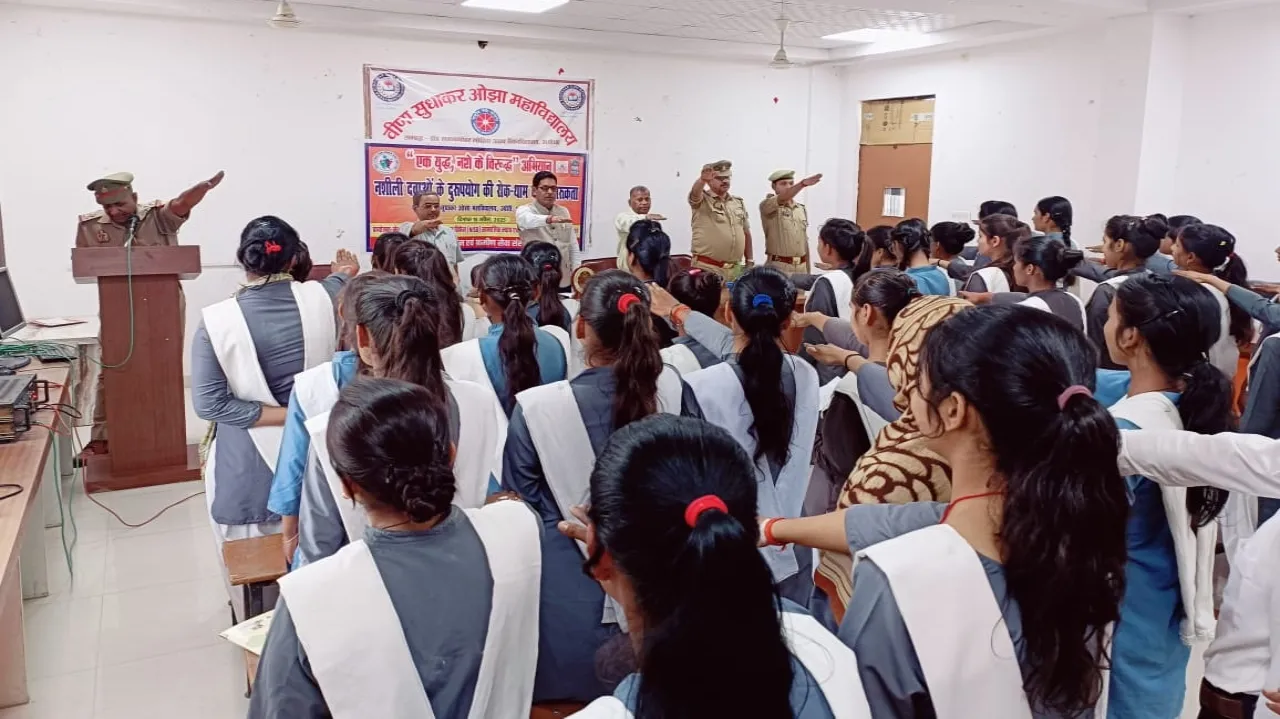 एक युद्ध, नशे के विरूद्ध : बड़ों से सीखते हैं नशे की आदत, बच्चों के सामने किसी प्रकार का नशा न करें