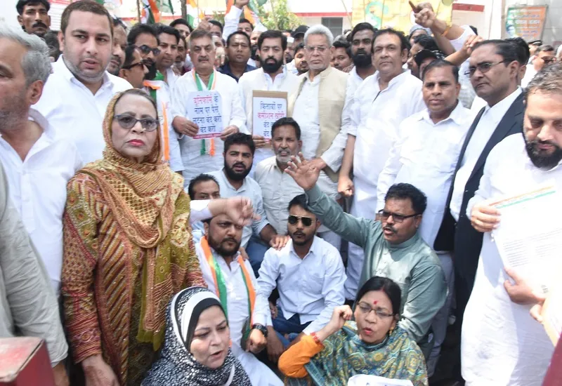 मुरादाबाद : अभिभावकों का शोषण बंद हो...निजी स्कूलों की मनमानी के खिलाफ कांग्रेसियों ने किया प्रदर्शन