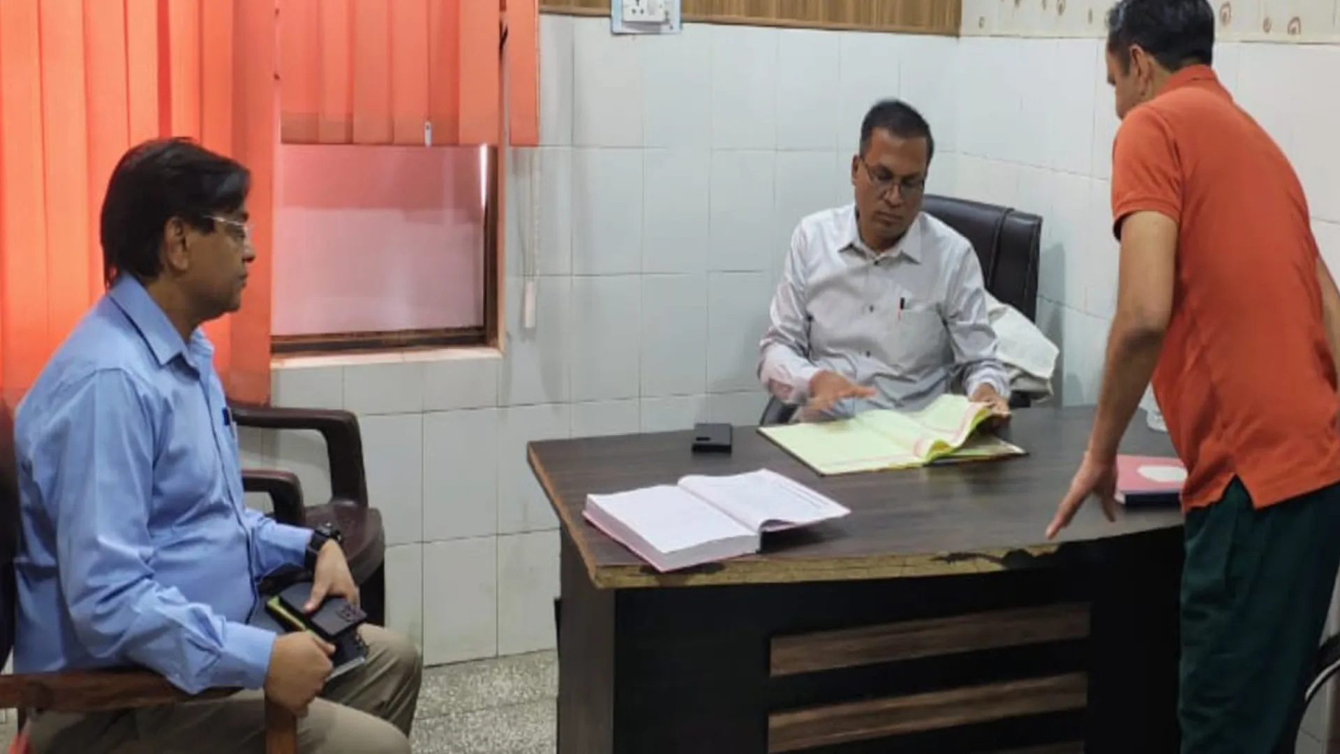 शाहजहांपुर: हस्ताक्षर मिले मगर वरिष्ठ सहायक गायब...डीएम ने कर दिया निलंबित