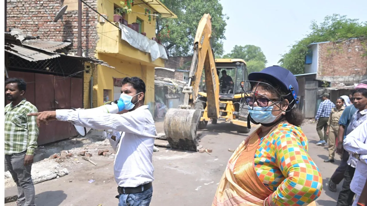 कानपुर में परेड से लालइमली तक गरजा बुलडोजर, नाले के ऊपर बने पक्क निर्माण धराशायी, विरोध करने वालों को पुलिस ने फटकारा