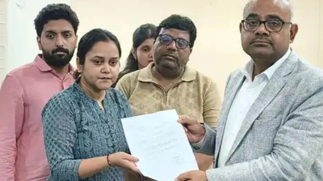 ऐशन्या की मांग, पति को मिले शहीद का दर्जा; कानपुर में पहलगाम आतंकी हमले में मृतक शुभम की पत्नी ससुर संग पहुंची कलेक्ट्रेट